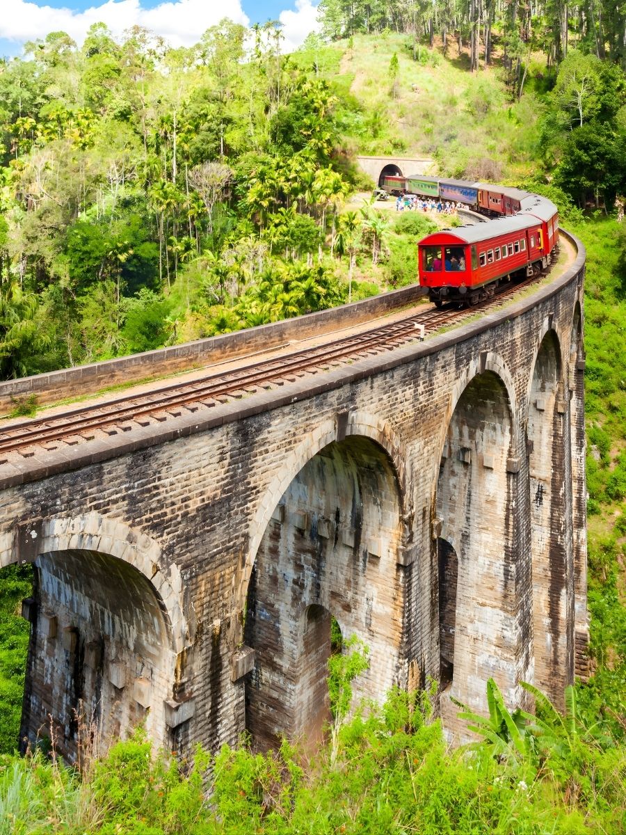 Ella - Tea plantations, waterfalls and the Nine Arch Bridge